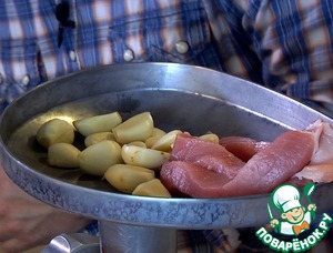 Измельчение мяса и чеснока