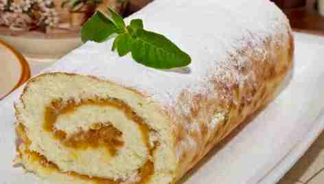 Рулет-шарлотка с миндалем